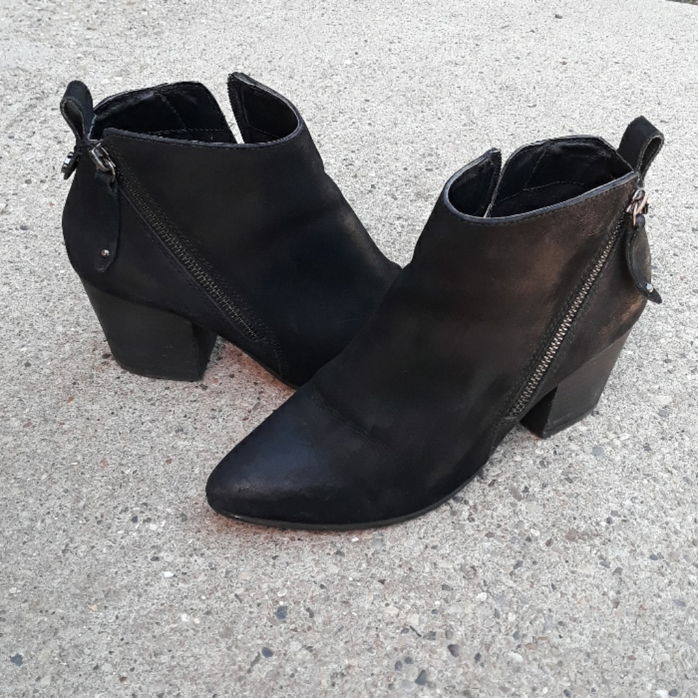 STEVE MADDEN Black Jaydun Ankle Booties